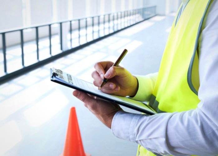 Regularização e Laudos Técnicos Laudos para condomínios, vistoria de vizinhança e inspeção predial (fiscalização de patologias).