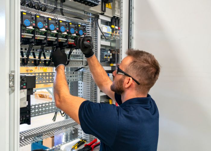 Segurança em Sistemas Elétricos Energizados Capacitação Completa NR10